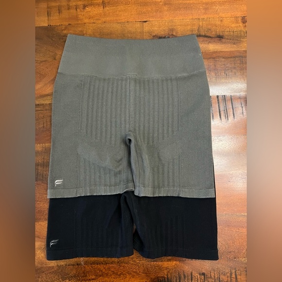 Fabletics Pants - Fabletics Seamless Rib Shorts 6” | Black & Taupe Slate Gray | Size XL